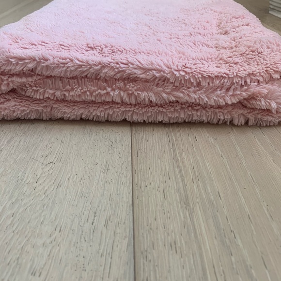 BIG PLUSH PINK BLANKET - Picture 2 of 3